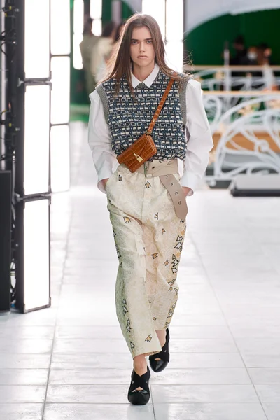 Look 24